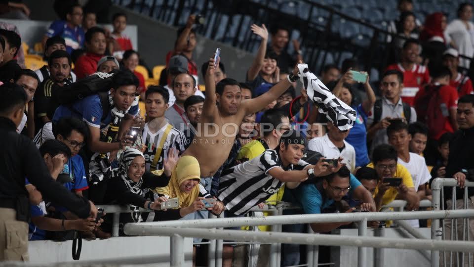 Para fans Calcio Legend yang datang ke stadion GBK.